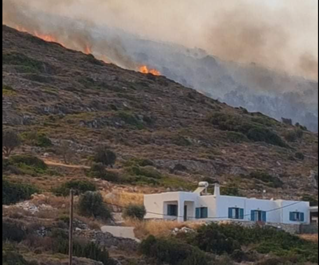 Καλύτερη η εικόνα της μεγάλης φωτιάς στην Πάρο: Υπάρχουν ακόμη διάσπαρτες εστίες - Ενισχύονται οι δυνάμεις πυρόσβεσης από Σάμο, Νάξο και Αθήνα