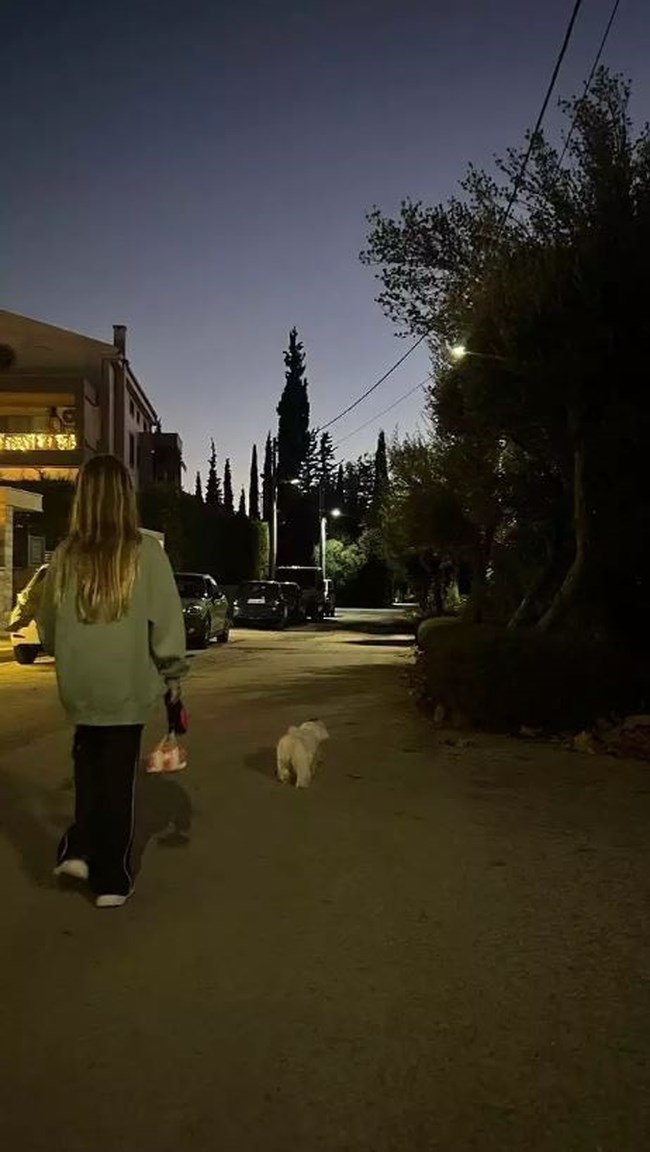 Ο Άγγελος Λάτσιος φωτογραφίζει τη μικρή του αδερφή, Μαρίνα Παντζοπούλου [εικόνα]