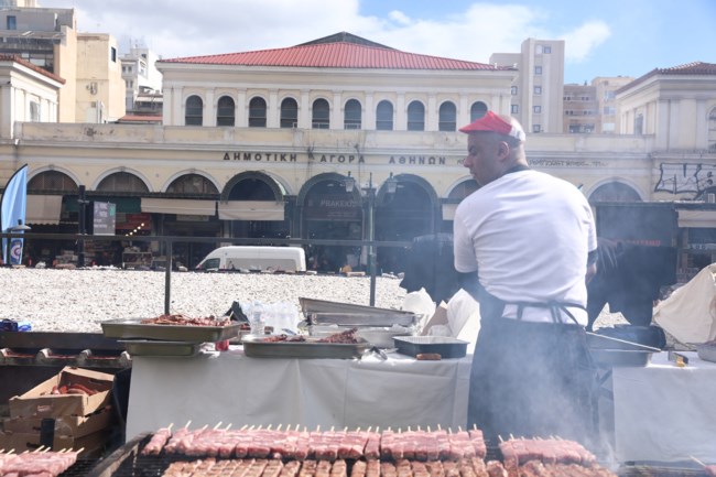 Τσικνοπέμπτη: Πύρωσαν οι ψησταριές στη Βαρβάκειο - Περισσότερα από 800 κιλά κρέατος στα... κάρβουνα