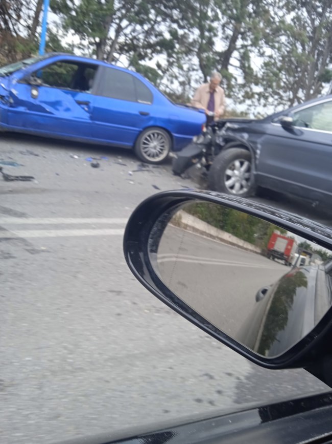 Η στιγμή της καραμπόλας στη Θεσσαλονίκη: ΙΧ πέφτει πάνω σε βαν [εικόνες - βίντεο]