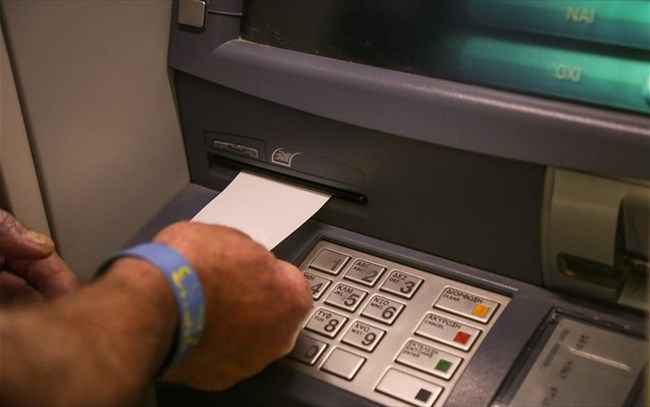 Τι ισχύει τελικά με τις μηδενικές προμήθειες στα ΑΤΜ - Οι αλλαγές με την τροπολογία Πιερρακάκη
