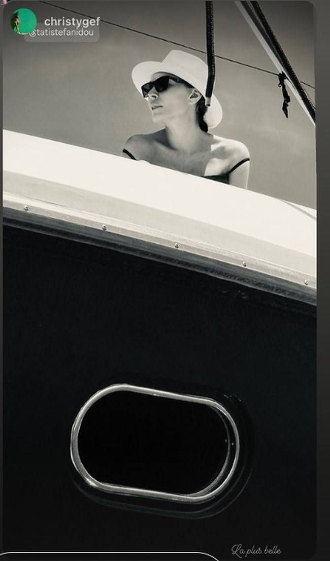 Τατιάνα Στεφανίδου: Ποζάρει πάνω σε πολυτελές yacht με άψογο summer look