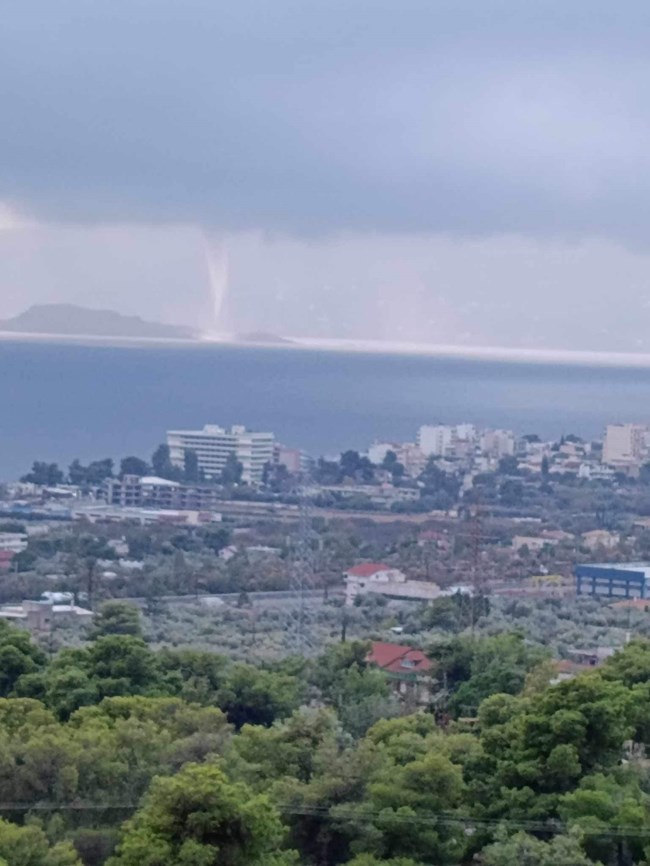 Εντυπωσιακό καιρικό φαινόμενο στους Αγίους Θεοδώρους: Υδροστρόβιλος σχηματίστηκε στον Σαρωνικό [εικόνες - βίντεο]