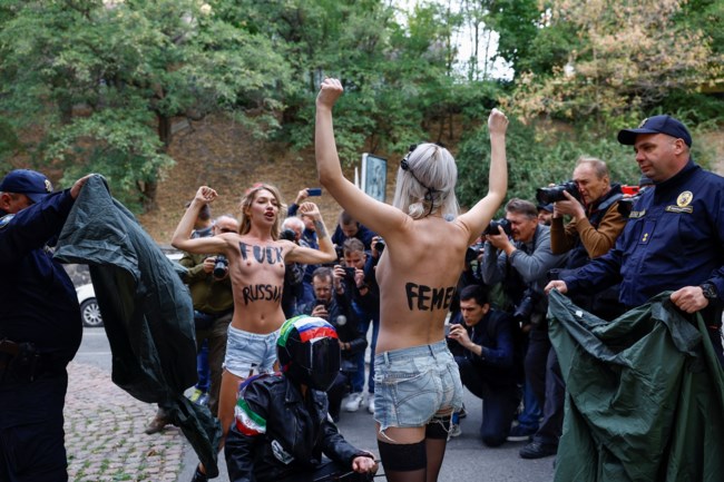 Ουκρανία: Γυμνή διαμαρτυρία της Femen στη πρεσβεία του Ιράν γιατί εφοδιάζει με όπλα τη Ρωσία