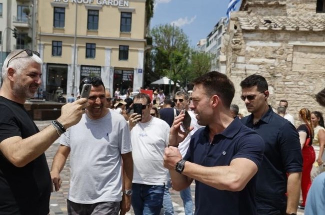 Η βόλτα Κασσελάκη στην Ερμού με τον Τάιλερ και τη Φάρλι, οι ευχές του κόσμου και το γεύμα με δημοσιογράφους [εικόνες]