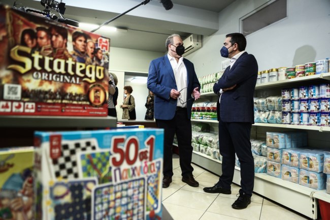 Περιοδεία Τσίπρα στο Χαλάνδρι - ΄Εδωσε λεφτά σε μουσικό του δρόμου: "Οι γαλάζιες ακρίδες εφορμούν στον δημόσιο πλούτο"