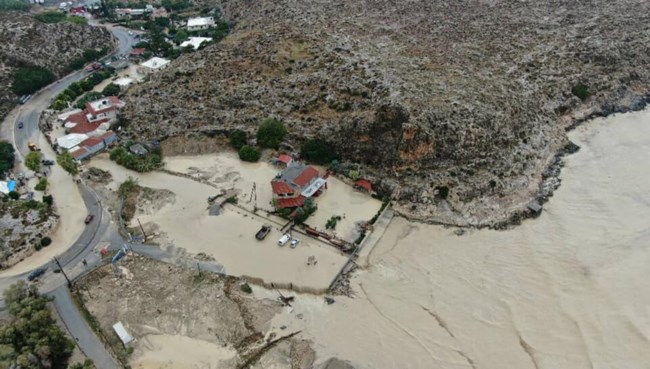 Κακοκαιρία στην Κρήτη: Γυναίκα σε απόγνωση σκαρφαλώνει σε δέντρο για να σωθεί [βίντεο - εικόνες]