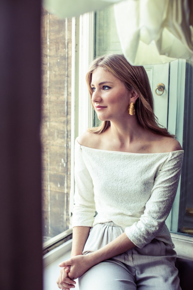 Η επόμενη βασίλισσα Ελισάβετ σπουδάζει στην Οξφόρδη και έχει αδυναμία στα statement σκουλαρίκια