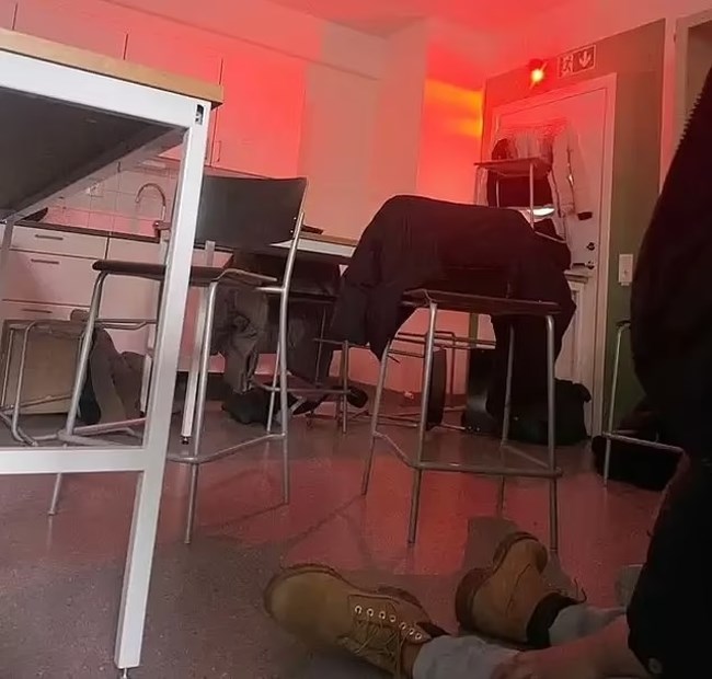 ΣΟΥΗΔΙΑ ΠΥΡΟΒΟΛΙΣΜΟΙ ΣΧΟΛΕΙΟ
