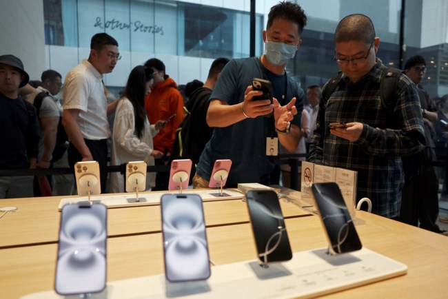 Το νέο iPhone 16 τεχνητής νοημοσύνης βγήκε σε 60 χώρες και έγινε χαμός: Ουρές από τα ξημερώματα- Πόσο θα κοστίζει στην Ελλάδα