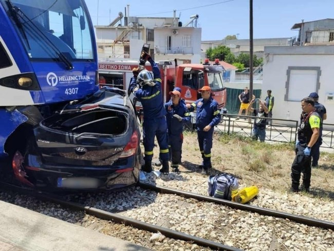 Πάτρα: Η τρομακτική στιγμή της σύγκρουσης του ΙΧ με τον Προαστιακό - Τραυματίστηκε ο οδηγός [βίντεο]