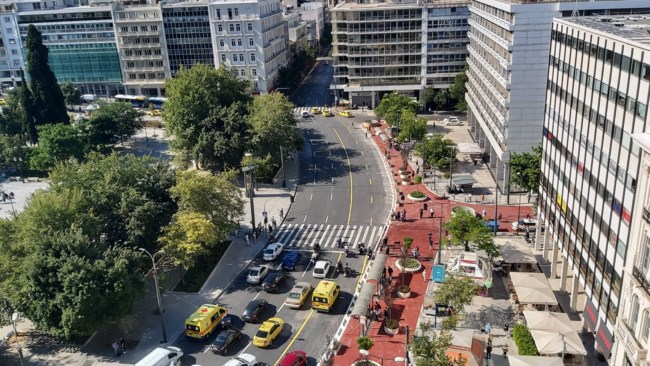 Σύνταγμα: Ετσι είναι τα νέα παγκάκια που έχουν προκαλέσει... σάλο - Το σχόλιο της Ακρίτα [εικόνες]