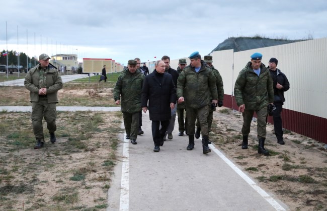 Ρωσία: Σόου Πούτιν μετά τις ήττες - Πέφτει στο έδαφος και πυροβολεί σαν ελεύθερος σκοπευτής σε πεδίο βολής [Βίντεο]