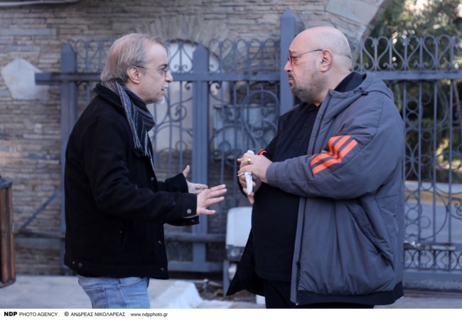 Θλίψη στην κηδεία του Νότη Μαυρουδή: Πλήθος κόσμου στο τελευταίο αντίο - Ποιοι έδωσαν το παρών [εικόνες]