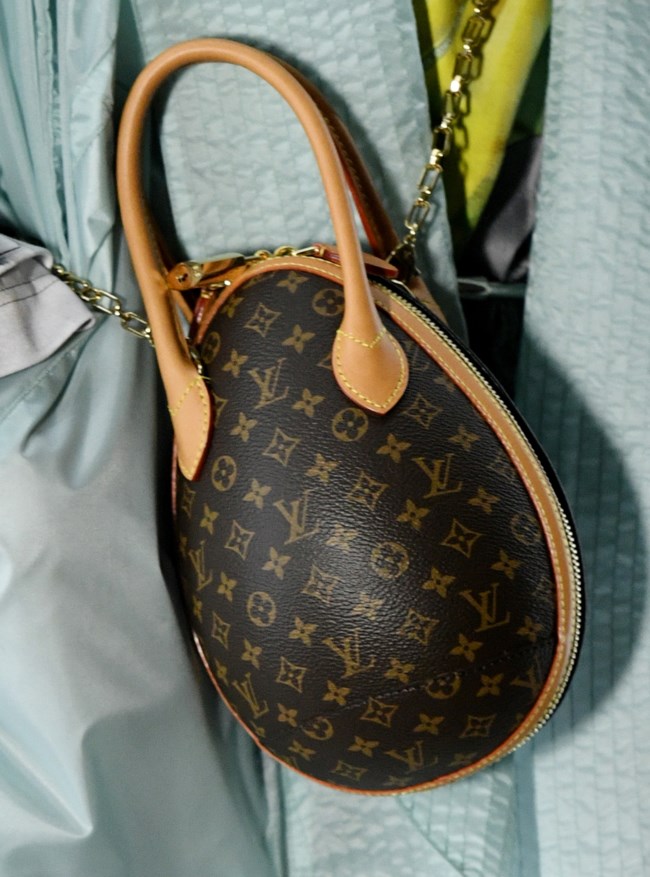 Louis Vuitton: Η εμβληματική σοκολατένια "Egg Bag" επιστρέφει με χρώμα και υψηλή αισθητική