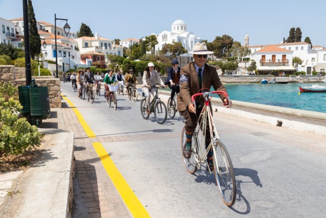 A Weekend in Tweed: Οι Σπέτσες μάς ταξιδεύουν στον χρόνο με ρετρό διάθεση