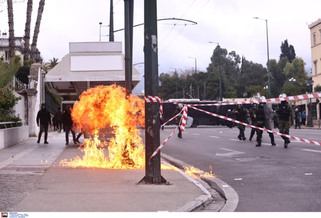 Επεισόδια στο κέντρο της Αθήνας: "Βροχή" μολότοφ σε Σύνταγμα, Ομόνοια και Εξάρχεια - "Κλεφτοπόλεμος" κουκουλοφόρων με ΜΑΤ