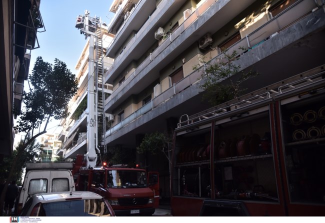 Φωτιά σε δώμα πολυκατοικίας στα Εξάρχεια [Εικόνες - Βίντεο]