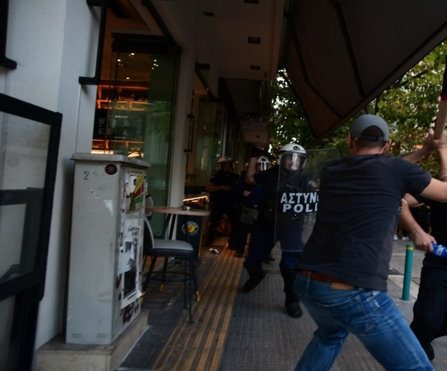 Λάρισα: Ξύλο και χημικά σε πορεία για τις πλημμύρες - "Πνίξατε τον κάμπο, θα σας πνίξει η οργή μας" [Εικόνες]