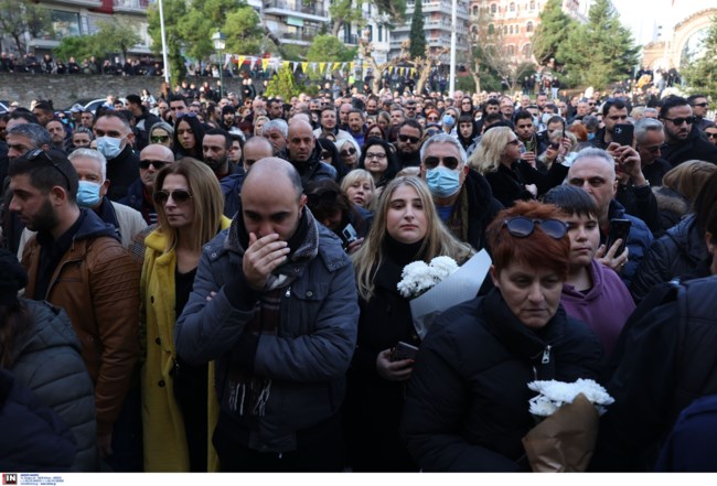 Βασίλης Καρράς: Μέχρι αργά το βράδυ το λαϊκό προσκύνημα - Συγκίνηση και δάκρυα στο τελευταίο αντίο [εικόνες-βίντεο]