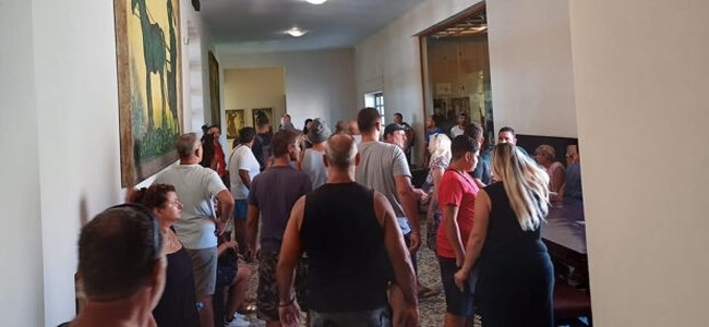Ξύλο στο δημαρχείο της Ρόδου για τις άδειες στις παραλίες - Πολίτης έκοψε τις φλέβες του [εικόνες]