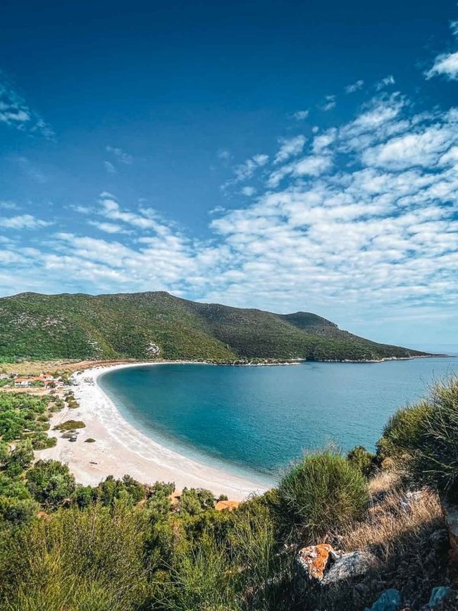 Το ψαροχώρι της Πελοποννήσου με το εξωτικό όνομα που θυμίζει νησί -Λευκό βότσαλο, καταγάλανα νερά και ηρεμία