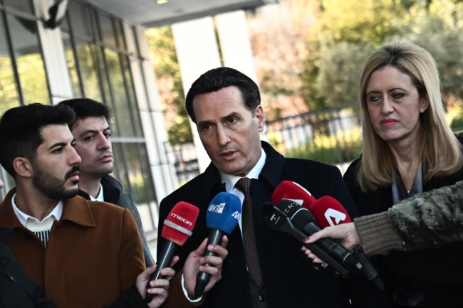 Χαμός στη δίκη Φιλιππίδη με την αναπαράσταση της απόπειρας βιασμού: Καναπέ στο δικαστήριο ζήτησε ο Δημητρακόπουλος