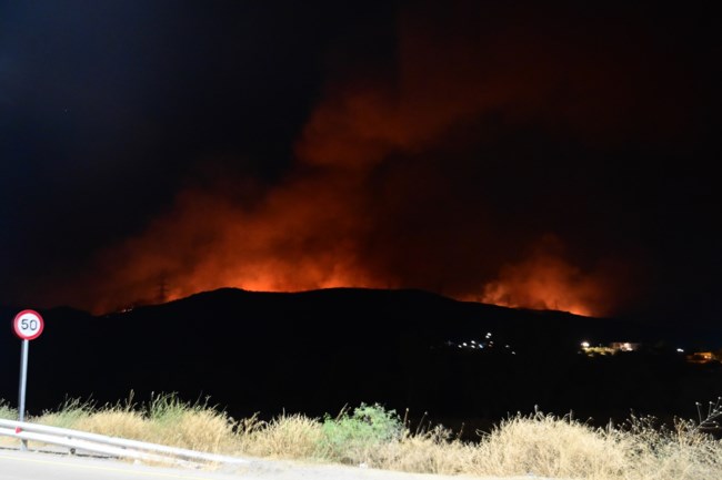 Εύβοια: Χωρίς μέτωπο η πυρκαγιά, μάχη με διάσπαρτες εστίες - Ρίψεις νερού από τα εναέρια μέσα [εικόνες]