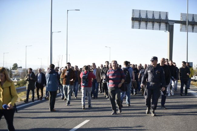 Αρχισαν τα μπλόκα: Aγρότες έκλεισαν την εθνική οδό στον κόμβο της Νίκαιας, μετά τις αποφάσεις για νέες κινητοποιήσεις