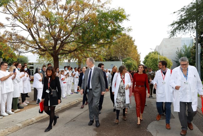 Βασίλισσα Λετίσια: Η πρωινή εμφάνιση με ψηλόμεσο δερμάτινο παντελόνι, πλεκτό τοπ και θεϊκές κόκκινες γόβες