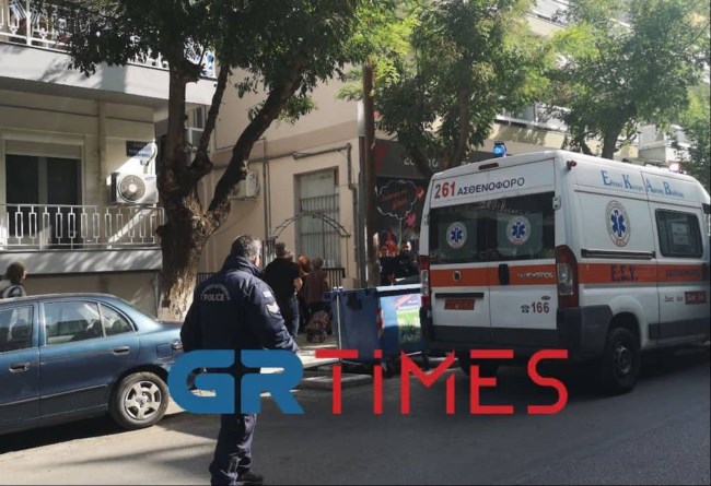 Θεσσαλονίκη: Νεαρός έπεσε από τον 5ο όροφο πολυκατοικίας - Τον έσωσε η τέντα του 3ου ορόφου