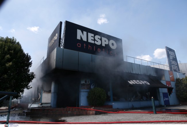 Φωτιά σε κατάστημα στη Θεσσαλονίκη
