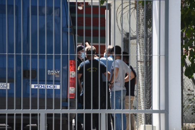 Πέτρος Φιλιππίδης: Καρέ - καρέ η στιγμή που περνάει την πόρτα των φυλακών Τρίπολης [Εικόνες]