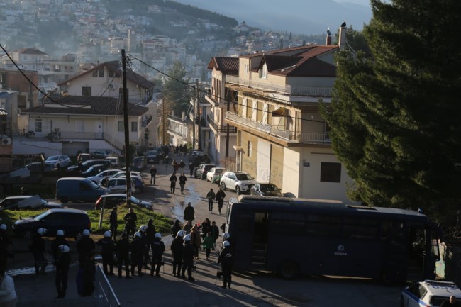 Επεισόδια στη Λιβαδειά: Ένταση με οπαδούς του ΠΑΟ - Δακρυγόνα μέσα στο γήπεδο και στο ημίχρονο [Εικόνες]