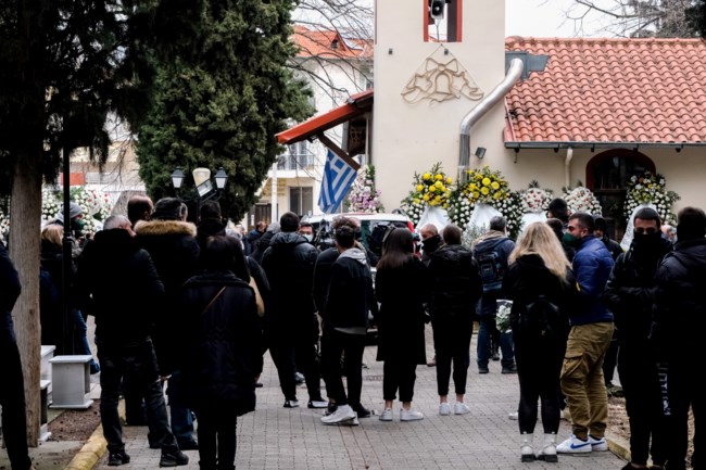 Ράγισαν καρδιές στην κηδεία του 19χρονου Άλκη στη Βέροια: "Αφήστε με να πάω μαζί του", φώναξε ο πατέρας του [εικόνες - βίντεο]