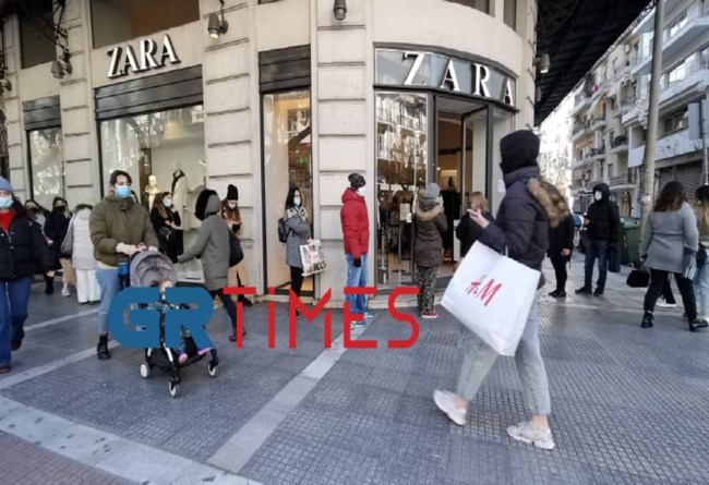 Oυρές και πάλι έξω από τα μαγαζιά - Με μάσκες και αποστάσεις [εικόνες - βίντεο]