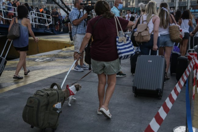 Εξοδος για διακοπές με κάθε τρόπο - Οποιος μπορεί φεύγει: Τι δείχνουν τα στοιχεία από τις κρατήσεις