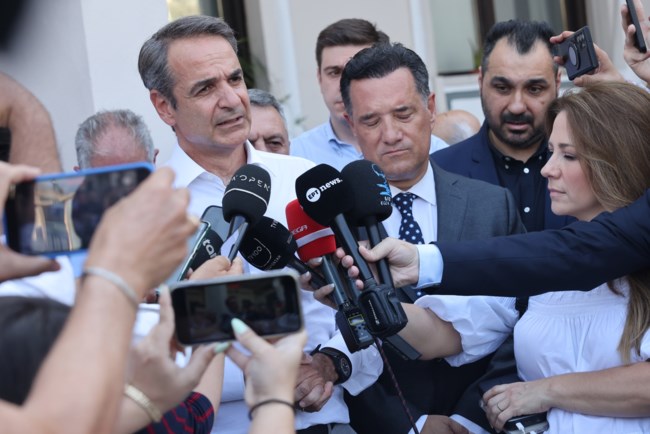 Θεσσαλονίκη: Ο Μητσοτάκης επισκέφτηκε τους τραυματίες από τις επιθέσεις με γκαζάκια στα σπίτια στελεχών της ΝΔ