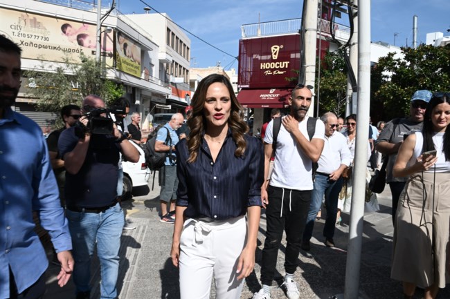 Εκλογές ΣΥΡΙΖΑ: Ψήφισε στο Περιστέρι η Έφη Αχτσιόγλου - "Σήμερα στέλνουμε το πρώτο μήνυμα" [εικόνες]
