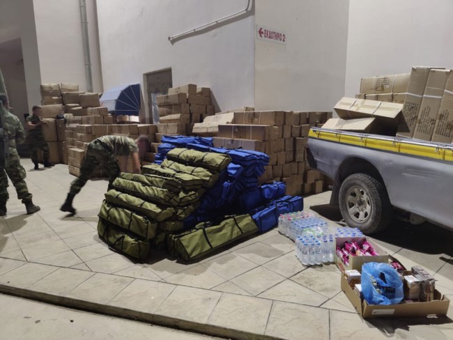 Ρόδος: Στέλνουν 3.200 ράντζα και 1.700 υπνόσακους για την υποστήριξη των τουριστών και των πυρόπληκτων