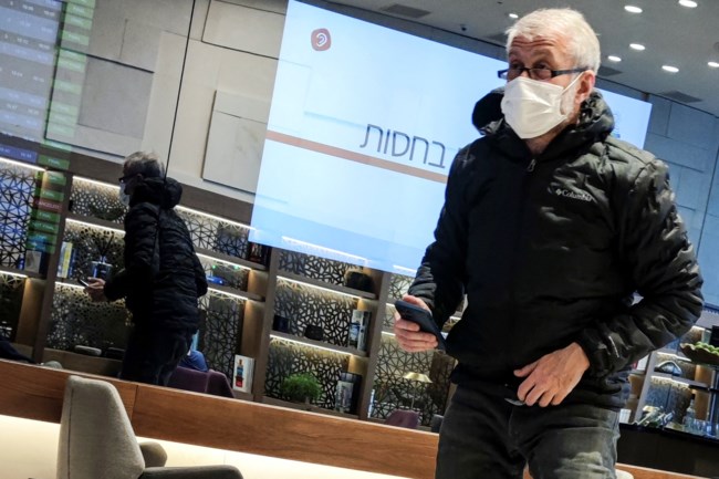 Reuters: Φωτογραφία του Αμπράμοβιτς με κατεβασμένη μάσκα σε αεροδρόμιο του Τελ Αβίβ