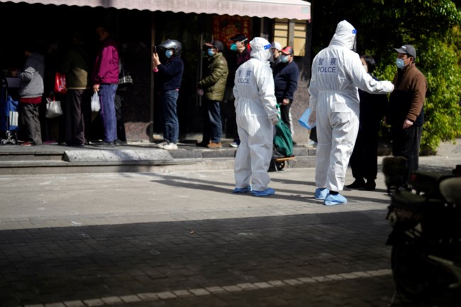 Ασφυξία στην Σανγκάη από το lockdown: Κάτοικοι σε απόγνωση, πεινασμένοι μέσα στα σπίτια τους