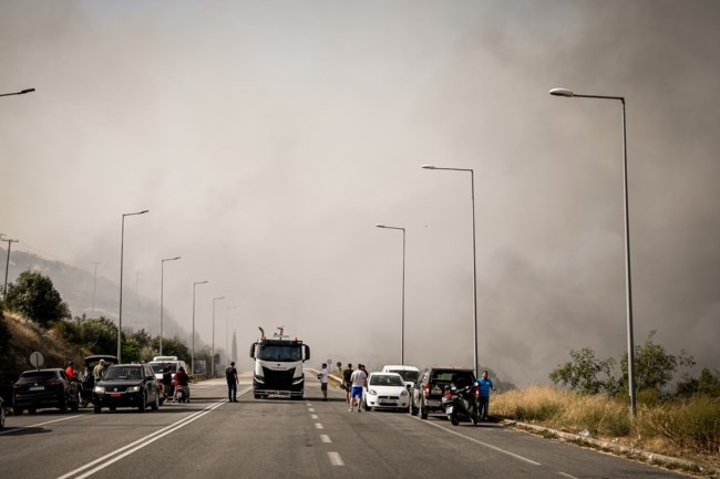 Φωτιά στη Λαμία: Κόπασαν οι άνεμοι, καλύτερη η εικόνα της πυρκαγιάς - Χωρίς ρεύμα μεγάλο μέρος της πόλης
