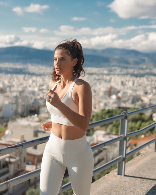 Χριστίνα Μπόμπα: Το άψογο running look της - Με total white μπούστο, κολάν και σνίκερς