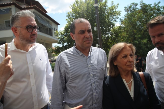 Φωτιά στο Ωραιόκαστρο: Αποπνικτική παραμένει η ατμόσφαιρα - Οι κάτοικοι έχουν φύγει από τα σπίτια τους