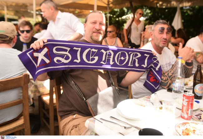Conference League: Στην Ακρόπολη και το Μοναστηράκι οπαδοί της Φιορεντίνα - Με σημαίες, κασκόλ και συνθήματα [εικόνες]