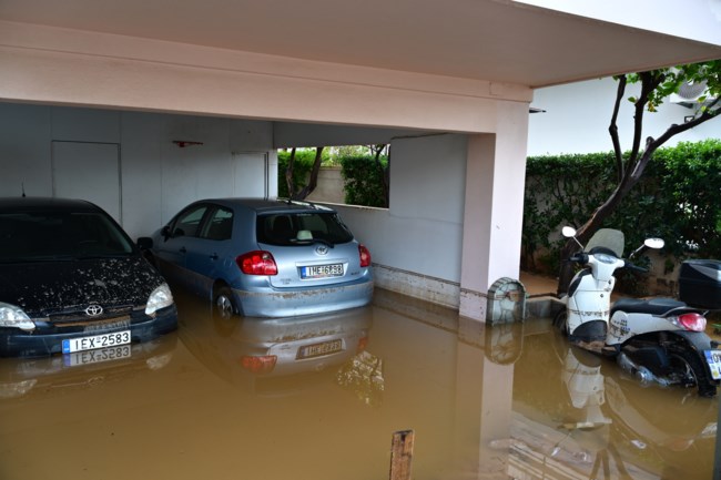 Βομβαρδισμένο τοπίο η Ανω Γλυφάδα μετά την κακοκαιρία – Ξεθάβουν αμάξια με... κουτάλια [εικόνες - βίντεο]