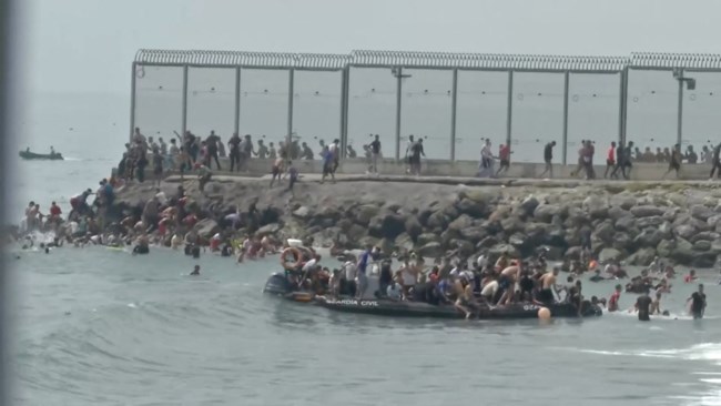 Χάος στην Ισπανία: Χιλιάδες μετανάστες πέρασαν στη Θέουτα -Δεκάδες νεκροί, στρατός στα σύνορα και κόντρα με την Ιταλία