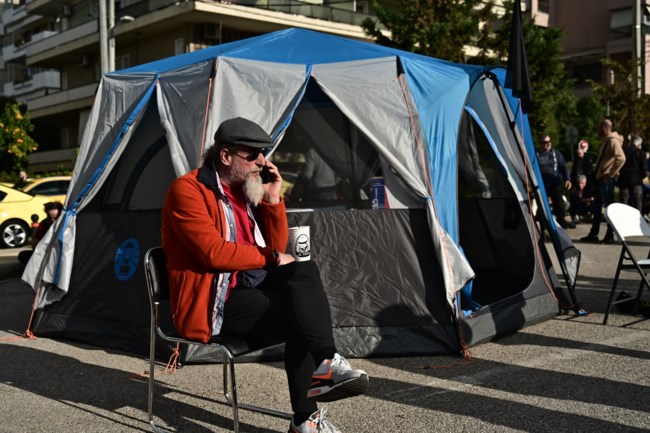 Ταξί: Στο υπουργείο Μεταφορών οι αυτοκινητιστές - Καπνογόνα και αντίσκηνα [βίντεο]