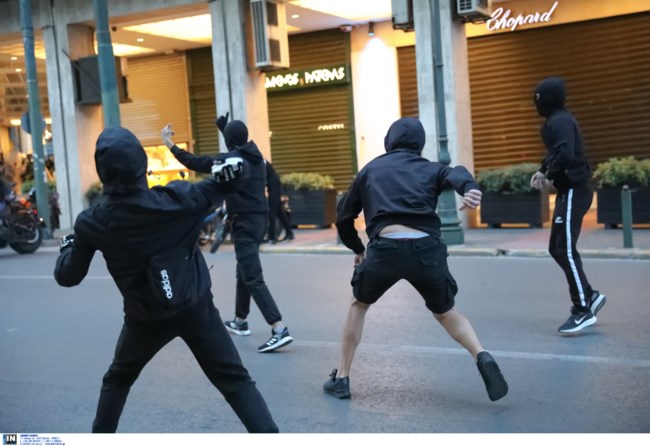 Επεισόδια με φωτοβολίδες και χημικά στο κέντρο της Αθήνας - Πορεία για τη δολοφονία του Τζορτζ Φλόιντ [Εικόνες+βίντεο]